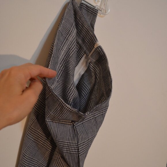 Mini Skirt Plaid Gray-White Zipper Waist-15' Hips-18.5' Length - 14' (approx.) - Picture 4 of 4